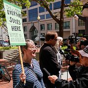 Protester mot alla inblandade utanför domstolen i Oakland, Kalifornien.