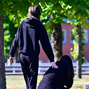 Sörjande Fagerstabor utanför Brinellskolan. Mobil med Tiktok.