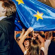 Anhängare till Ja-sidan jublar och viftar med EU-flaggan efter folkomröstningen 1994. 