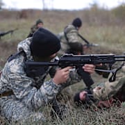 Ryska soldater/Förstörd stridsvagn utanför Kalynivske, Ukraina. AP