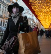 Kvinna shoppar i Paris på fredagen. Michel Euler / AP