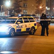 Polisens avspärrningar på brottsplatsen.