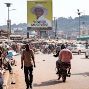 Oppositionen i Uganda har anklagat presidenten Yoweri Museveni för omfattande valfusk. 