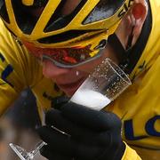 Chris Froome firar med bubbel.