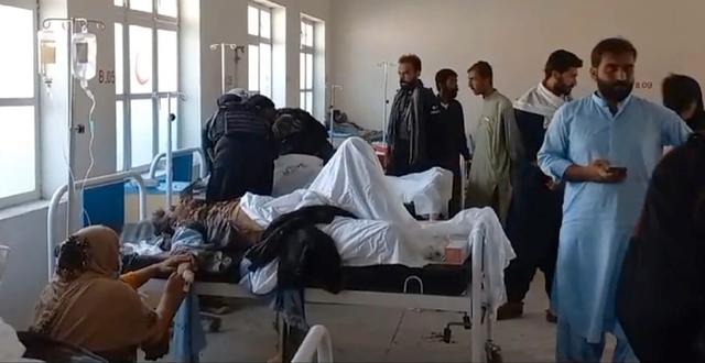 Skadade vårdas på sjukhus efter dådet i Pakistan.  AP
