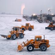 Snöplogar rensar bort snö på flygplatsen LaGuardia i New York. 