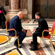 Donald Trump och Volodymyr Zelenskyj under de numera välkända mötet i Peterskyrkan. 