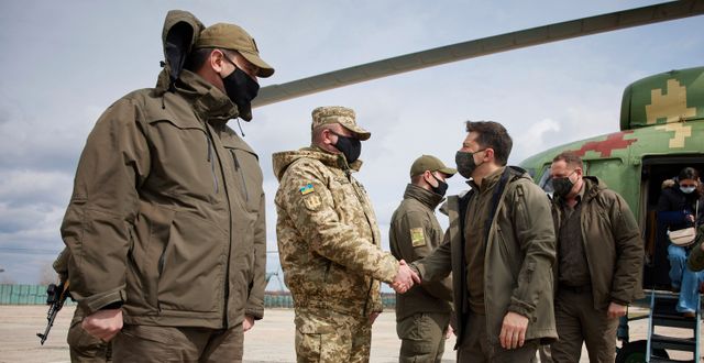 Ukrainas president Volodymyr Zelenskyj besöker soldater i Donetskregionen. TT NYHETSBYRÅN
