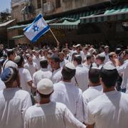 Israeliska nationaliseter under måndagens marsch i Jerusalem. 