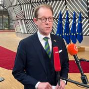 
 Utrikesminister Tobias Billström på väg in till måndagens EU-möte i Bryssel
 