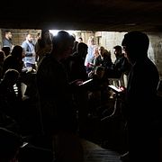 Människor tar skydd i ett skyddsrum när flyglarm varnar för inkommande iranska robotattacker i Ramat Gan, Israel, onsdagen den 25 mars 2026.