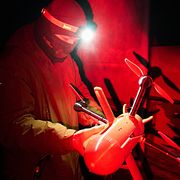 En ukrainsk soldat håller i en luftförsvarsdrönare.