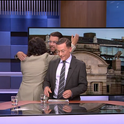 L-ledaren Simona Mohamsson och SD-ledaren Jimmie Åkesson kramas i Aktuellt-studion.
