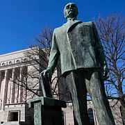 En staty av Finlands första president Kaarlo Juho Ståhlberg framför riksdagshuset i Helsingfors.