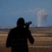 Person i södra Israel som tittar mot Gazaremsan. Arkivbild.