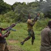 Soldater som är en del av myteriet skjuter i luften på en militärförläggning i Bouaké.