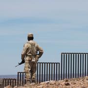 Arkivbild. En mexikansk soldat utanför Nogales blickar mot muren till USA.