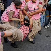 Poliser i Indien griper en medlem i Kackerlackorna under helgens protester.