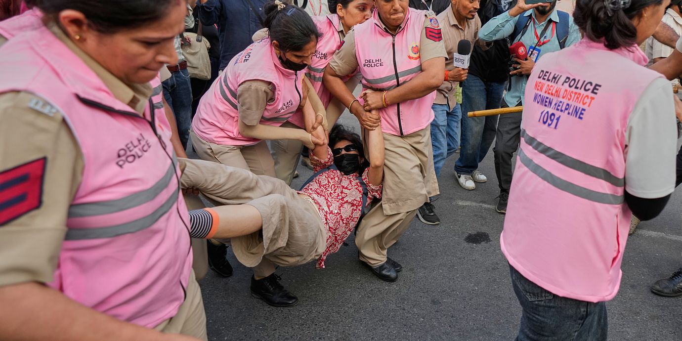 Poliser i Indien griper en medlem i Kackerlackorna under helgens protester.