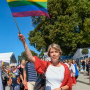 Socialdemokraternas Annika Strandhäll marscherar tillsammans i mångfaldsparaden under politikerveckan i Almedalen.