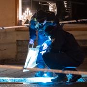 Kriminaltekniker undersöker brottsplatsen i Kristianstad. 