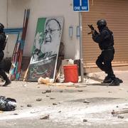 Bilden, som ska ha tagits av en anonym aktivist och som distribueras av internationella bildbyråer, uppges visa bahrainska säkerhetsstyrkor under räden.