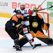 almö Redhawks Quinton Howden oroar framför Brynäs Chad Billins och målvakt Samuel Ersson.