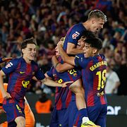 Barcelonaspelare firar segern mot Real Madrid.