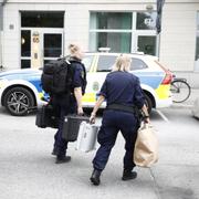 Polisens tekniker vid en drabbad byggnad på Kungsholmen.