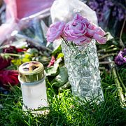 Blommor och ljus vid minnesplatsen för flickan som dog när hon blev påkörd av en bil i Malmö.