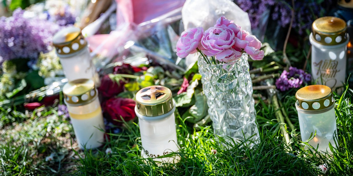 Blommor och ljus vid minnesplatsen för flickan som dog när hon blev påkörd av en bil i Malmö.