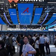 Besökare på ett tidigare Huawei-event.
