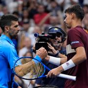 Djokovic gratulerar Popyrin till segern. 