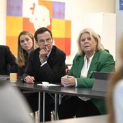 Statsminister Ulf Kristersson (M) och socialtjänstminister Camilla Waltersson Grönvall (M) besöker socialtjänsten i Hässelby-Vällingby.