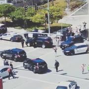 Poliser anländer till Youtube-högkvarteret på larm om skjutning.