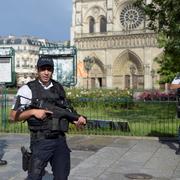 Polisen utanförkatedralen efter attacken.