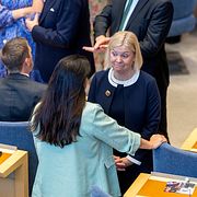 Nooshi Dadgostar (V) och Magdalena Andersson (S) i riksdagen, arkivbild.