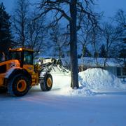 Arkivbild på en traktor som plogar snö. 