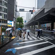 Regn under tidigare tyfonvanring i Japan.