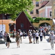 Folkvimmel under Almedalsveckans första dag. 