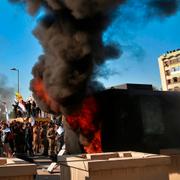 Demonstranter startade bränder utanför den amerikanska ambassaden i Irak under gårdagen. 