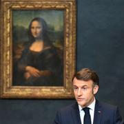 Emmanuel Macron framför Leonardo da Vincis målning Mona Lisa i Louvremuseet, Paris, den 28 januari 2025. 