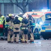 Räddningspersonal utanför skolan i Örebro i samband med skjutningen. 