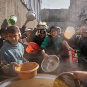 Palestinier köar för att få mat i Nuseirat i centrala Gaza den 17 december 2025.