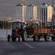 En traktor på vägen i Turkmenistans huvudstad Asjgabat.