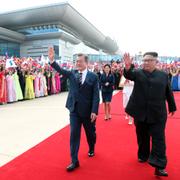 Sydkoreas president Moon Jae-in och nordkoreanske diktatorn Kim Jong-Un följt av deras fruar Kim Jung-sook och Ri Sol-ju.