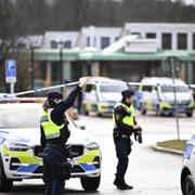 Polis och avspärrningar vid området runt Komvux Risbergska Campus dagen efter dådet.