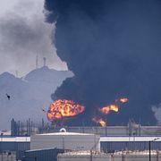 En brand bröt ut när en oljeanläggning träffades av delar av en nedskjuten iransk drönare i Förenade arabemiraten.