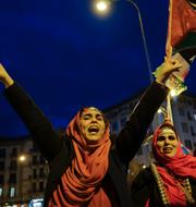 En anhängare av Polisario Front protesterar för ett fritt Västsahara. Bilden är tagen i spanska Pamplona i mars 2022. Alvaro Barrientos / AP