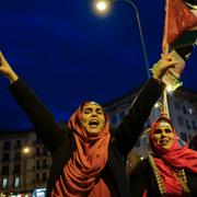 En anhängare av Polisario Front protesterar för ett fritt Västsahara. Bilden är tagen i spanska Pamplona i mars 2022. Alvaro Barrientos / AP